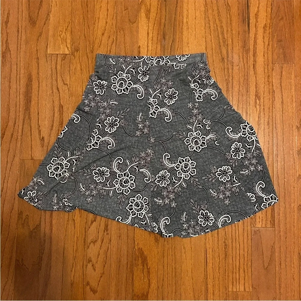 Sami & Jo Gray Floral A-Line Skater Skirt Size M